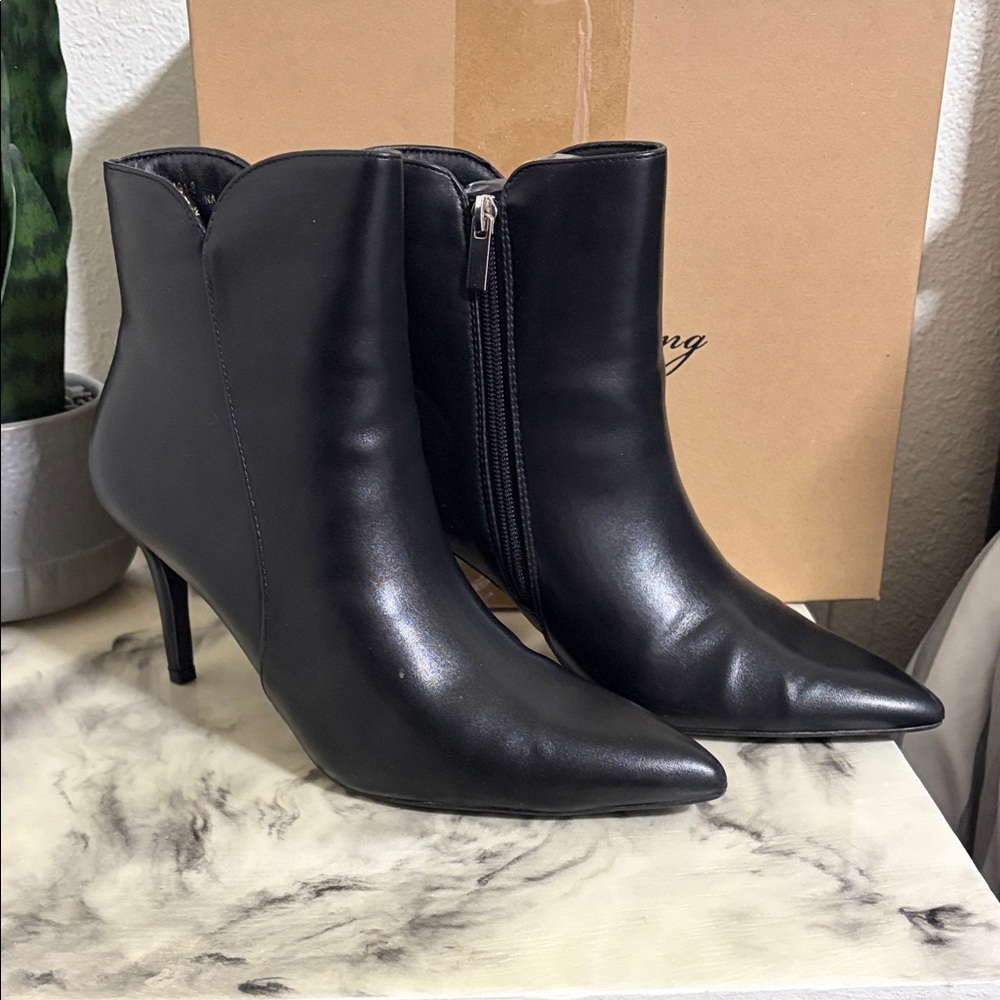 Women's Black Pointed-Toe Zip Ankle Booties